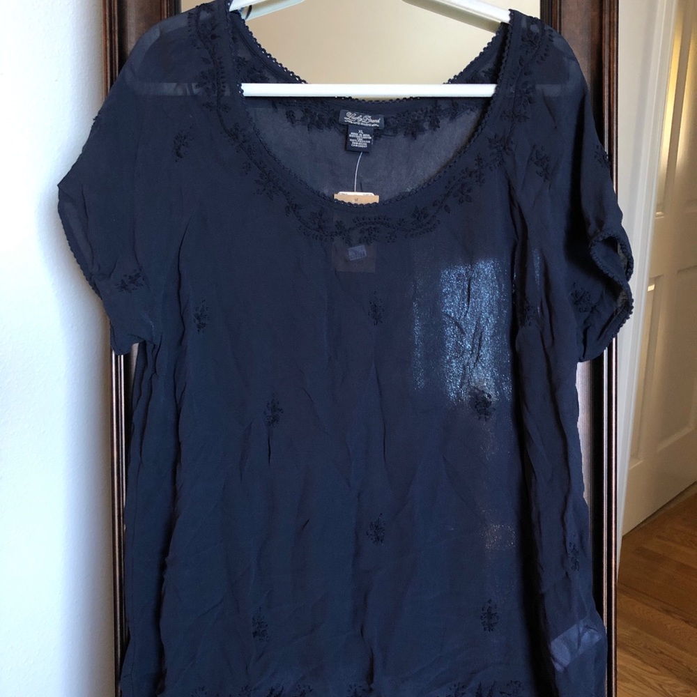 Short sleeve light weight top